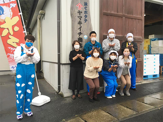 スタッフとマーティンさんとの写真