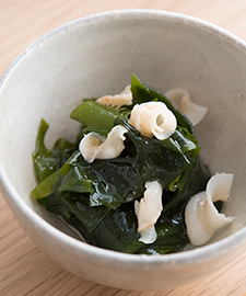 貝ヒモと生わかめの和え物
