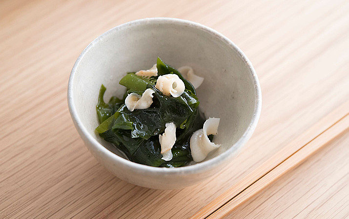 生わかめと貝ヒモのエゴマ油あえ
