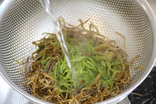 生わかめを鍋に入れた瞬間緑色に変わる様子