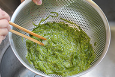 生わかめをしゃぶしゃぶしている様子