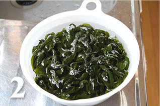 わかめの塩抜き工程2：たっぷりの水に3分浸す。