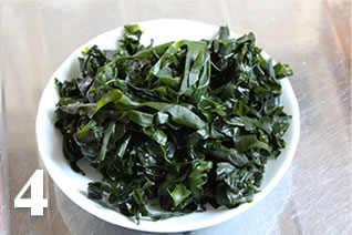 わかめの塩抜き工程4：食べやすい大きさに切ってください。