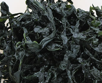 三陸産塩蔵わかめ。塩が付着している様子