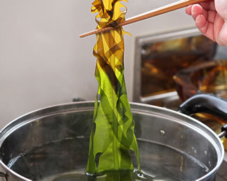 わかめを手作業で丁寧に選別します。