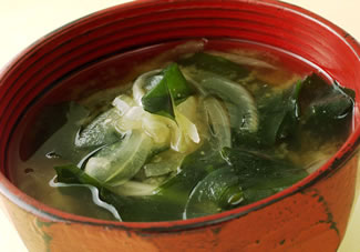 わかめを手作業で丁寧に選別します。